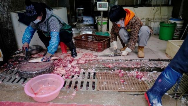 WUhan'da balık temizleyen satıcılar