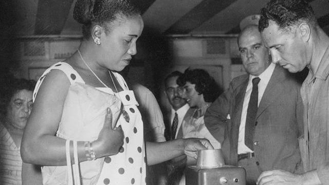 Mujer en el metro de Buenos Aires en 1959