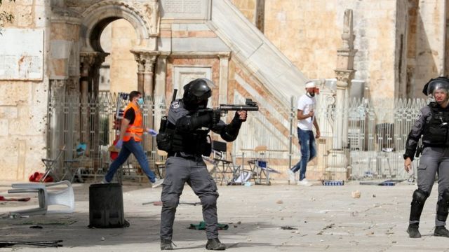 Clashes between Palestinians and Israeli police in the vicinity of the Al Aqsa mosque.