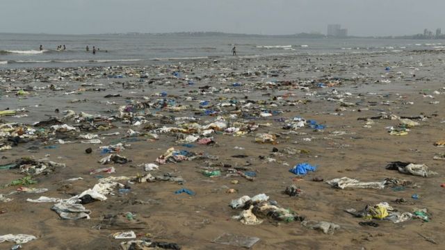 Playa en Mumbai llena de desechos.