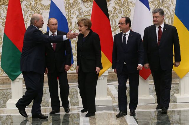 Angela Merkel (centro) rodeada de los presidentes Alexander Lukashenko de Bielorrusia, Vladimir Putin de Rusia, y los entonces presidentes Francois Hollande de Francia y Pyotr Poroshenko de Ucrania, durante conversaciones de cese el fuego en Minsk, febrero 2015