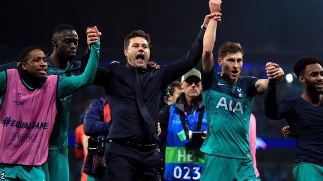 Mauricio Pochettino yishimira intsinzi hamwe n'abakinnyi n'abafana ba Tottenham nyuma y'ifirimbi ya nyuma ku kibuga Etihad cya Manchester City