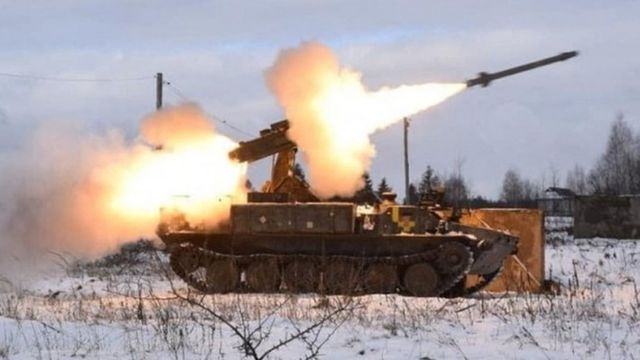 Um sistema antimísseis ucraniano em ação, com explosão em meio à neve