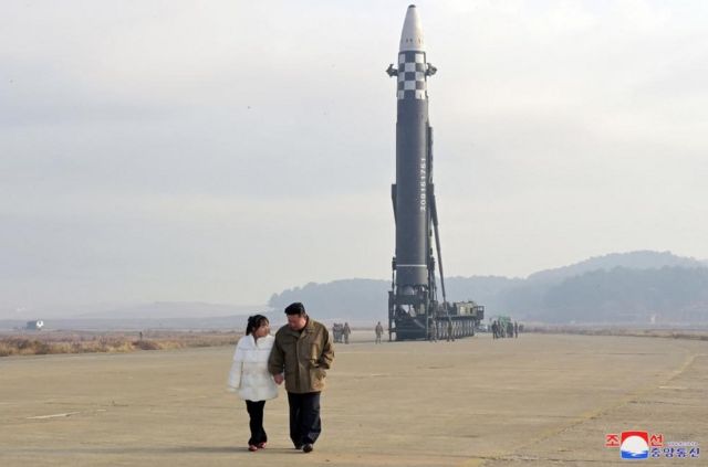Foto de Kim Jong-un de mãos dadas com a filha