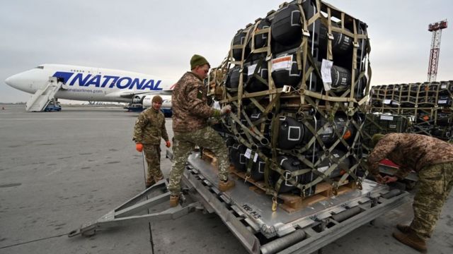 Soldados ucranianos recebem armamentos enviados pelos EUA