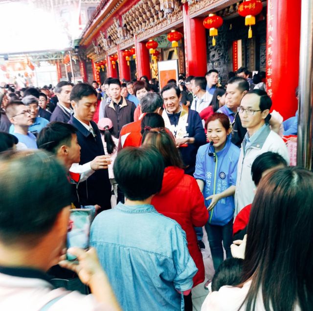 前总统马英九卸任至今，每到了春节发红包依旧吸引众多支持者，市议员参选人也趁此机会宣传。