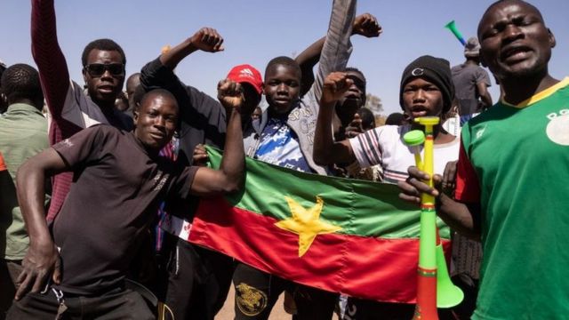 Golpe de Estado em Burkina Faso: 5 perguntas para entender o caos político que abala o país africano - BBC News World