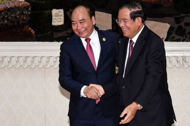 Chủ tịch nước Nguyễn Xuân Phúc và Thủ tướng Campuchia Samdech Techo Hun Sen chứng kiến lễ ký kết và trao đổi nhiều văn kiện hợp tác giữa hai nước.