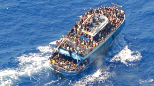 غرق قارب للمهاجرين يودي بحياة أكثر من 70 شخصا والبحث مستمر عن مئات  المفقودين قبالة سواحل اليونان - BBC News عربي