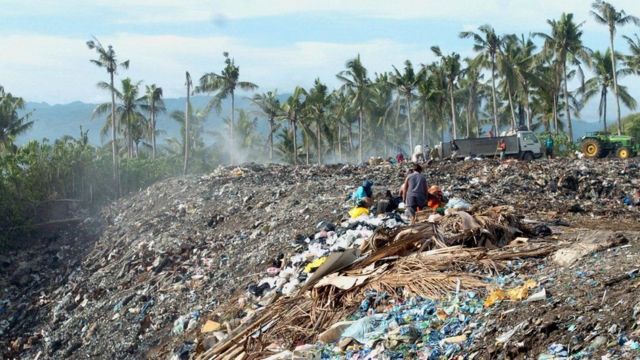 Một núi rác ở trên một ngọn đồi ở Boracay