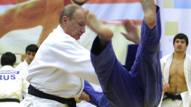 فلاديمير بوتين يطرح غريمه في رياضة الجودو أرضا في عام 2010