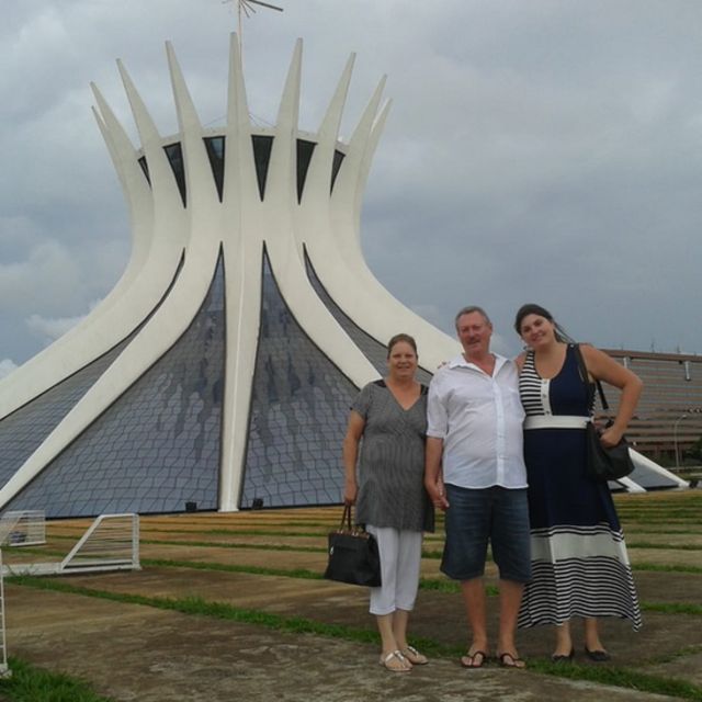 Maria Cristina abraçada com os pais em Brasília