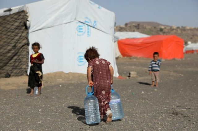 دختری در اردوگاه آوارگان در نزدیکی صنعا