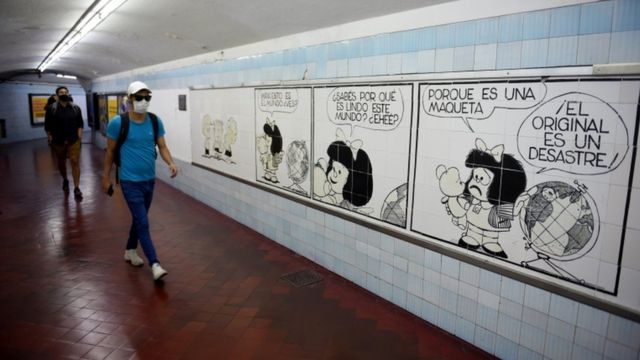 Metro de Buenos Aires con una caricatura de Mafalda.