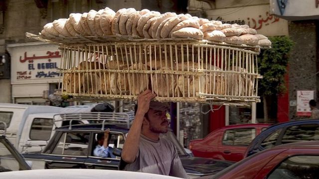 Kahire'deki bir ekmek satıcısı