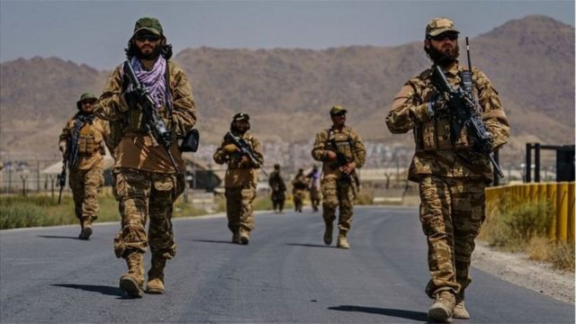 在喀布尔机场外围巡逻的塔利班士兵全副美式装备。(photo:BBC)