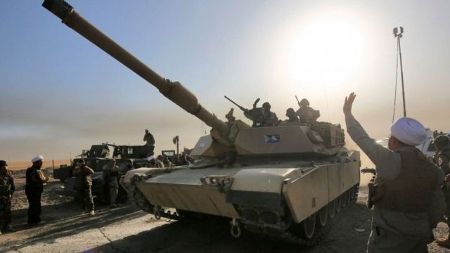 Una tanqueta de las tropas de ataque a EI en Irak
