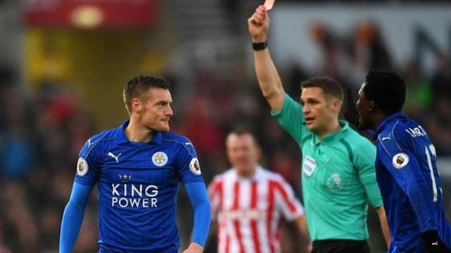 Alkalin wasa Craig Pawson na ba wa Vardy jan kati