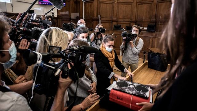 Valerie Bacot (de lenço amarelo no pescoço) chega ao tribunal, cercada por familiares e jornalistas