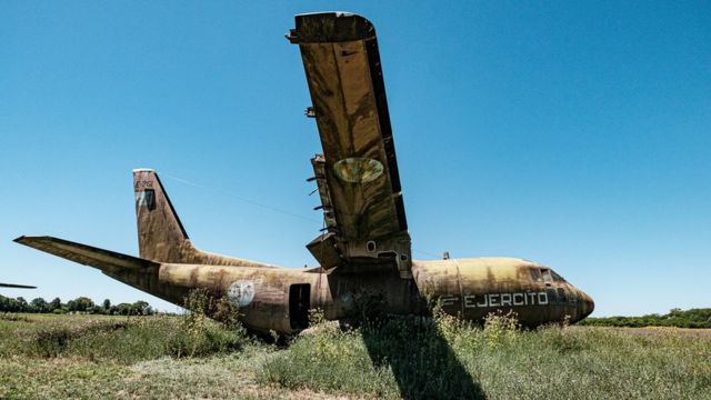 Avión abandonado en Campo de Mayo.