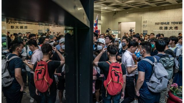 网上一声号召,便有大批年轻人到场,瘫痪个别政府部门的运作。