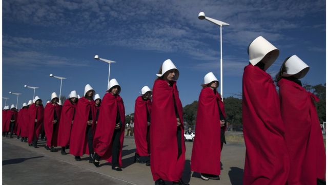 Argentinke obučene kao sluškinje iz serije Sluškinjina priča u protestnoj šetnji, 5.8.2018.