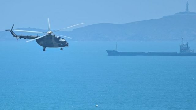 A Chinese military helicopter flies over Pingtan Island, one of the closest mainland points to Taiwan, in Fujian province on August 4, 2022, ahead of massive military exercises off Taiwan following the president's visit. of the House of Representatives of the United States, Nancy Pelosi, to the autonomous island.