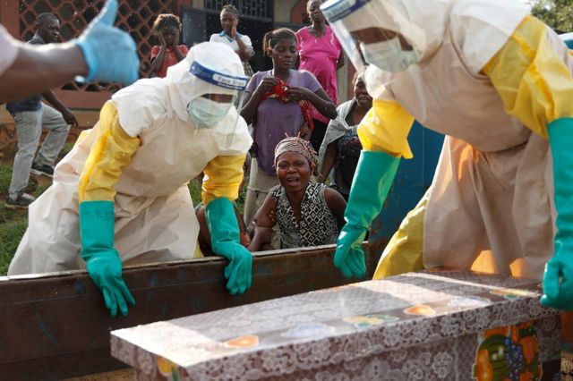 Konqo Demokratik Respublikası - Ebola virusundan öldüyü güman edilən uşağın anası.
