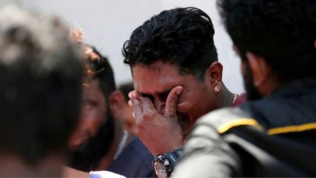 বিস্ফোরণের ঘটনার পর গির্জার বাইরে ভিড় করেন স্বজনেরা।