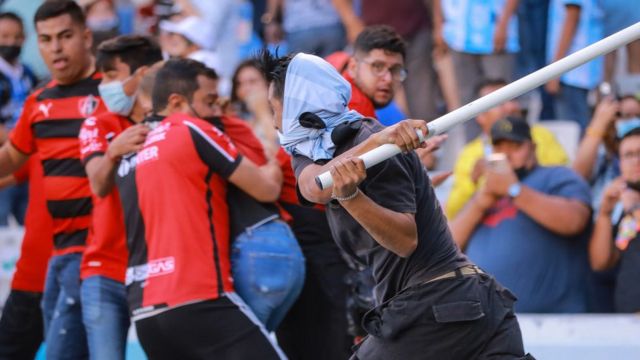 Querétaro-Atlas: una brutal pelea campal entre aficionados de fútbol en  México deja al menos 22 heridos - BBC News Mundo