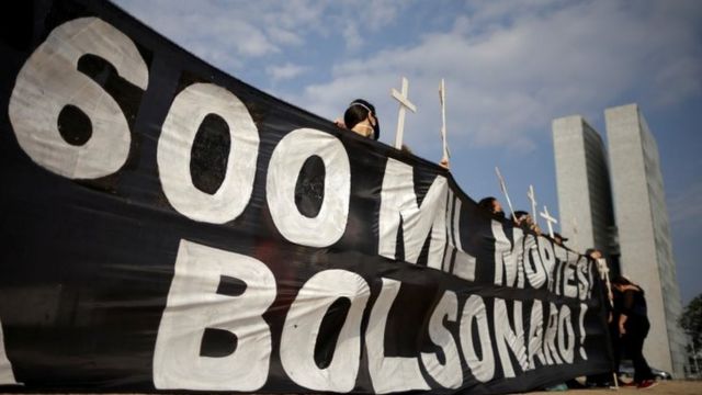 Protesto contra Bolsonaro em Brasília, nesta terça