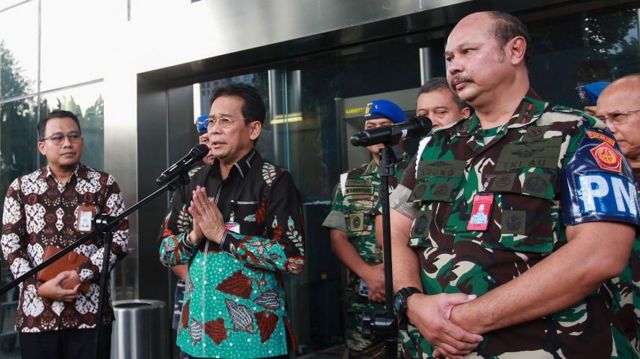 Wakil Ketua KPK Johanis Tanak (kedua kiri) bersama Komandan Pusat Polisi Militer (Danpuspom) TNI Marsda TNI Agung Handoko (kanan) memberikan keterangan kepada wartawan usai melakukan pertemuan di Gedung Merah Putih KPK, Jakarta, Jumat (28/07).