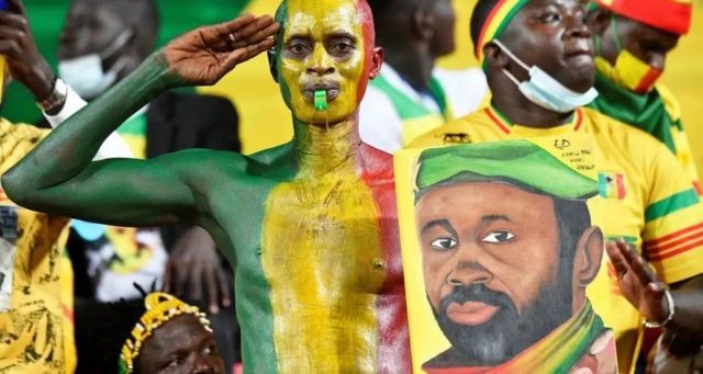 Un supporter du Mali tient un portrait du colonel Assimi Goita