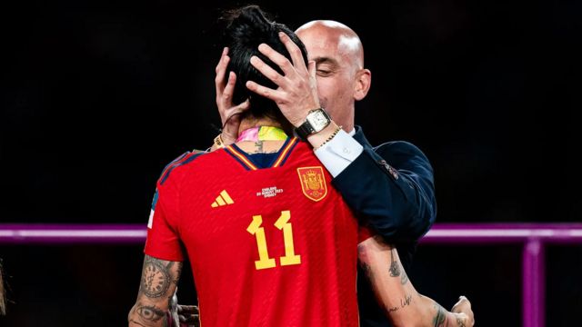 Presidente da Federação Espanhola de Futebol, Luis Rubiales, beija Jennifer Hermoso, da Espanha, durante a cerimônia de medalha da final da Copa do Mundo Feminina 