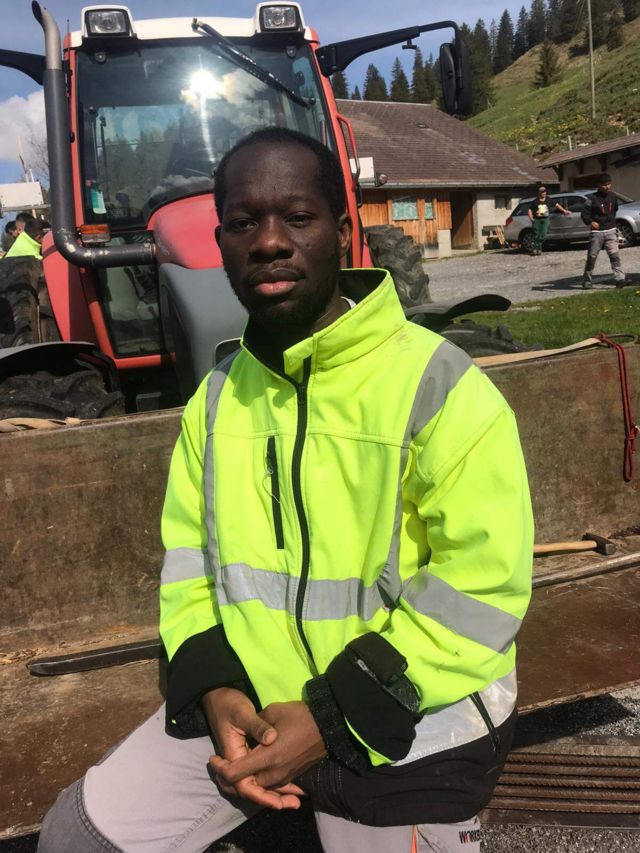 Salomon Séa est logé provisoirement à Glaubenberg à environ 1500 m d'altitude en Suisse. Il fait des travaux d'occupation organisé par son centre d’accueil