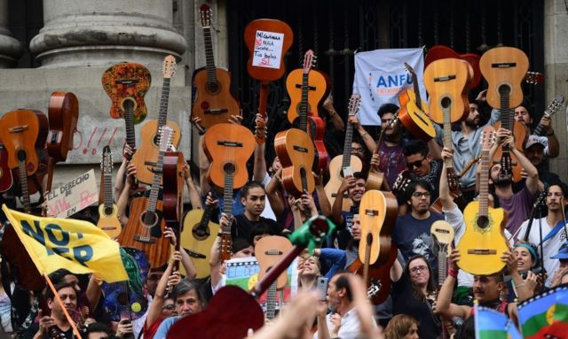 Manifestantes con guitarras.