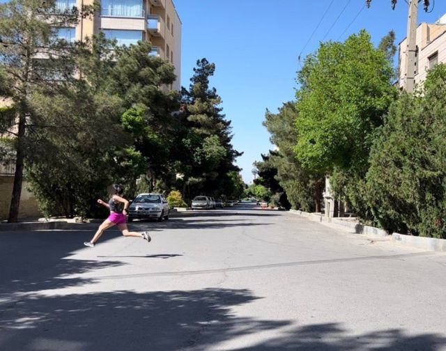 دختری در حال دویدن در اصفهان