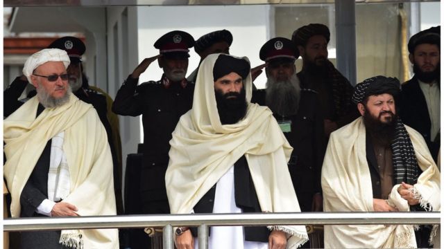 Taliban'ın erkek kabinesi.