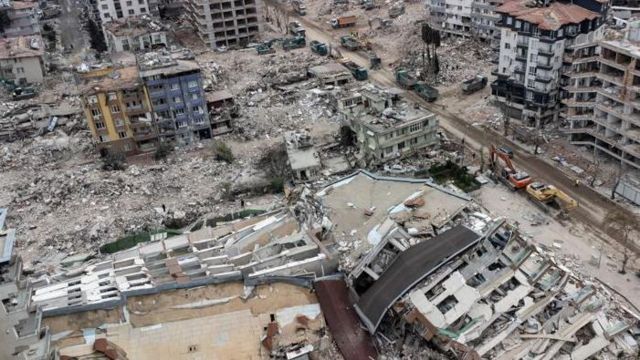 منظر جوي التقط بطائرة بدون طيار يُظهر مشهداً للمباني المنهارة بعد زلزال قوي في هاتاي، تركيا، في 21 فبراير/شباط 2023.
