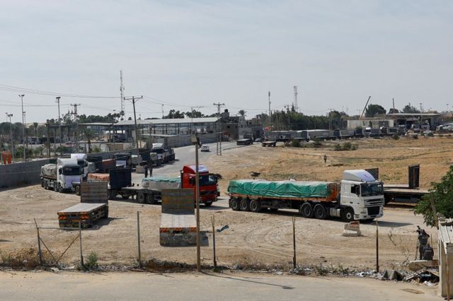 Грузовики с гуманитарной помощью едут в Газу