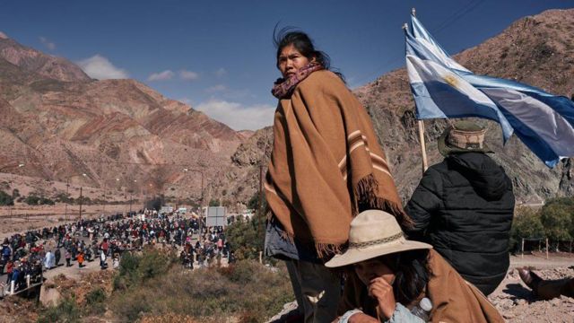 Manifestação de indígenas contra a exploração de lítio