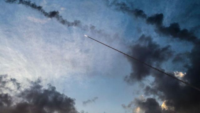 Un cohete sobrevuela el cielo en Gaza
