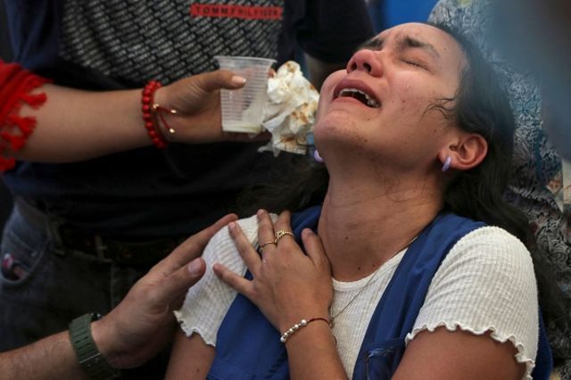 Familiar llora tras masacre en la cárcel de Guayas, Guayaquil, Ecuador en octubre de 2022