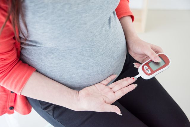 Mulher grávida medindo diabetes