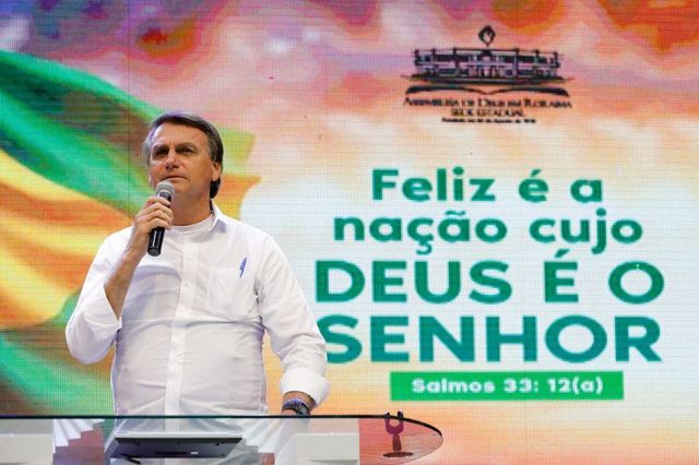 Bolsonaro durante culto religioso