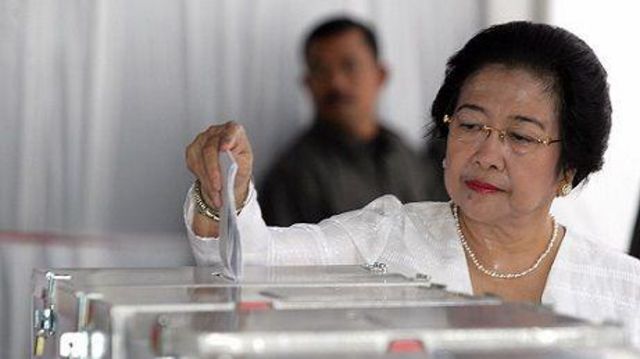 Mantan presiden Indonesia, Megawati Sukarnoputri, menggunakan hak suaranya di Pemilu tahun 2009.