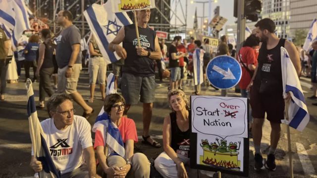 Tel Aviv'de yapılan haftalık Cumartesi yürüyüşü