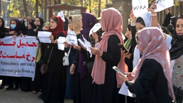ت﻿جمع زنان در کابل با شعار «تحصیل خط سرخ ماست»