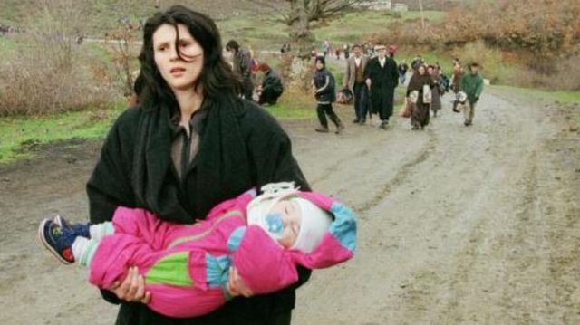 கொசோவோவில் செர்பிய ராணுவப் படைகளிடமிருந்து தப்பித்த அகதிகள் 1999-ல் அல்பேனியா வந்தனர்.