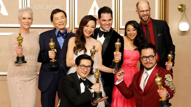 Ke Huy Quan dengan para pemeran dan kru film Everything Everywhere All at Once, yang memborong piala di ajang penghargaan Oscar tahun ini